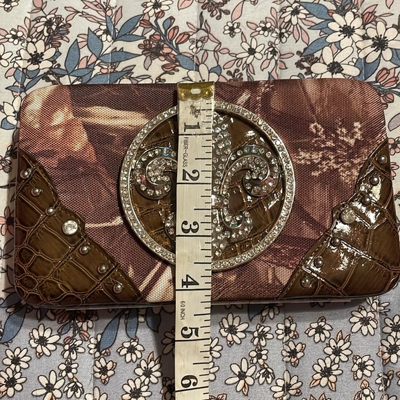 NWOT- clutch w/camo design w/white rhinestones &  snake design, push open lock. - Picture 12 of 13